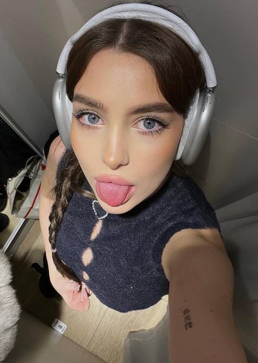 Girl twitch streamer40